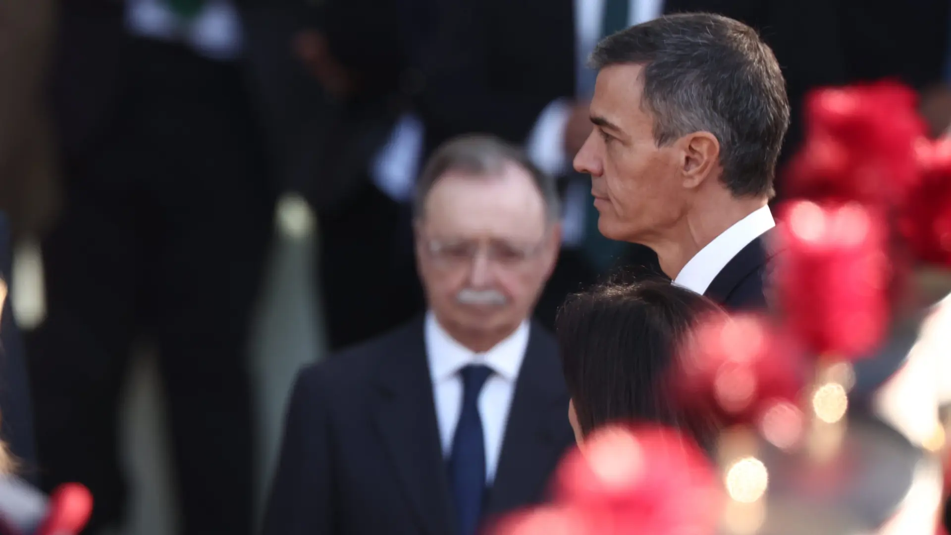 Manifestantes abucheando a Pedro Sánchez durante el desfile en Madrid en 2026