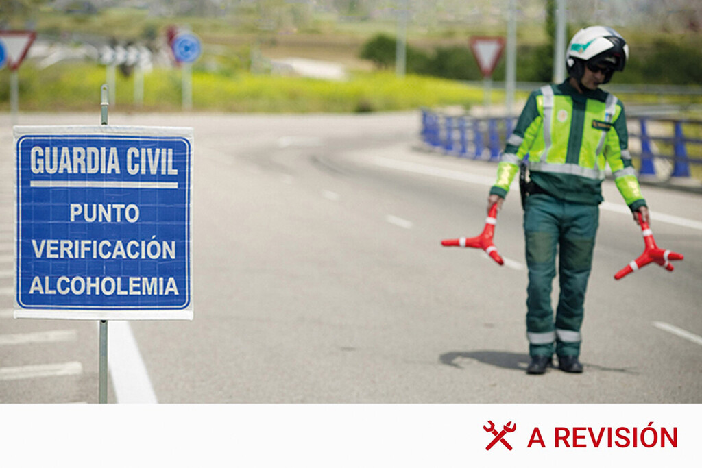 Conductor alemán siendo sometido a control de alcoholemia por la Guardia Civil en Galicia