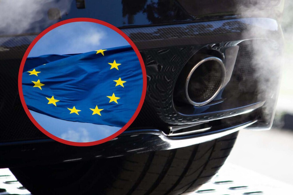 Vehículos híbridos y eléctricos en una calle europea con edificios modernos