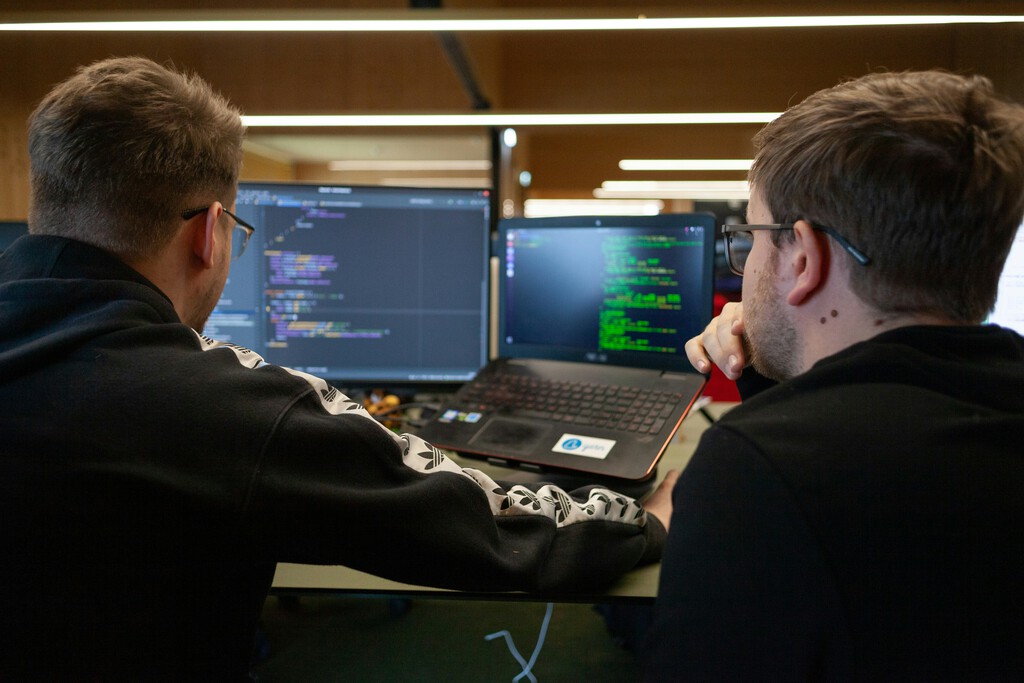 La reducción de contrataciones junior por IA en España redefine el mercado laboral en 2026
