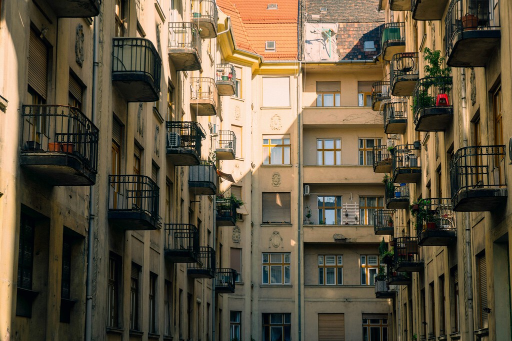 Hombre ajustando un sistema de aire acondicionado en una vivienda moderna en España