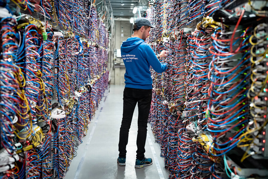 Centro de datos europeo en construcción con personal técnico supervisando