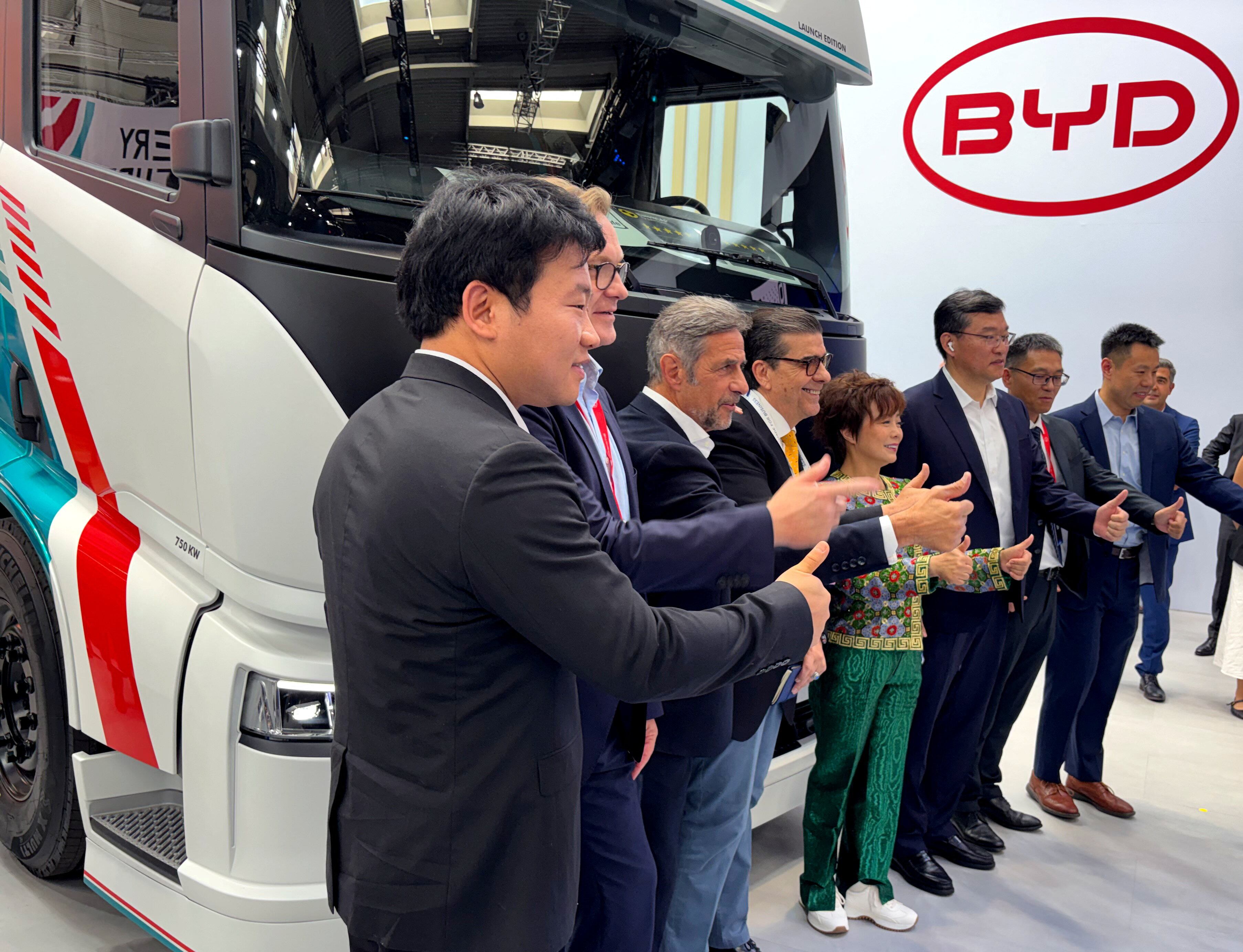 Ejecutivos de BYD en una presentación de nuevos vehículos eléctricos en Shenzhen