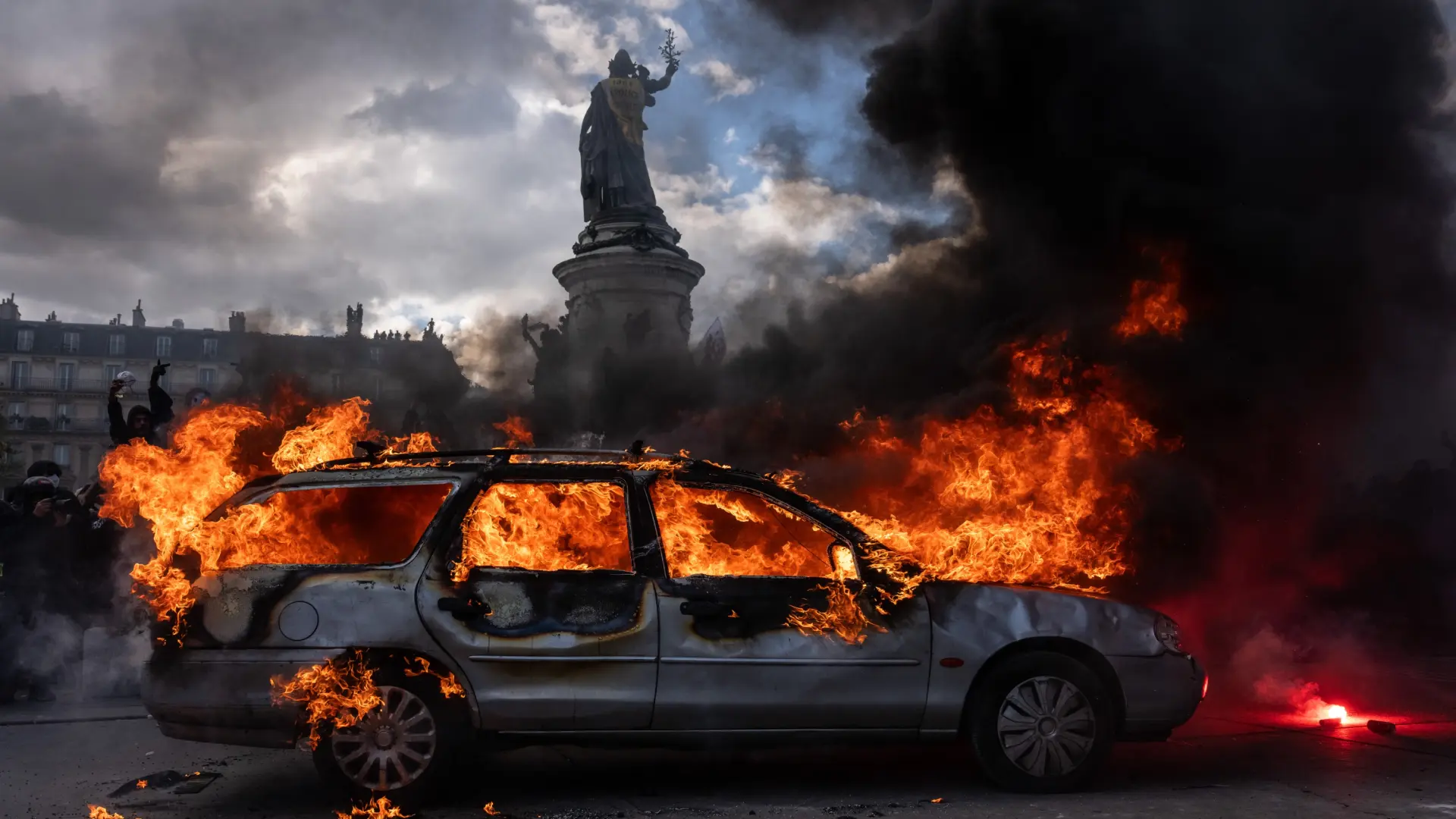 Protestas masivas en Francia dejan un muerto, más de 1,200 detenidos y daños económicos
