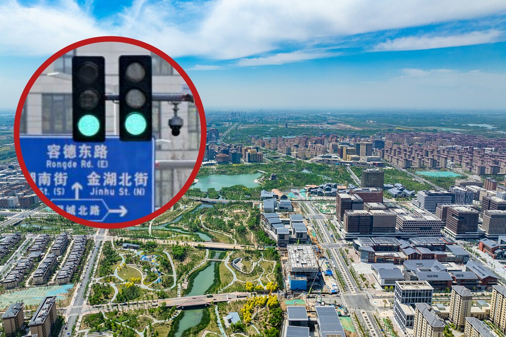 Semáforos inteligentes en una intersección de Qingdao con vehículos en movimiento