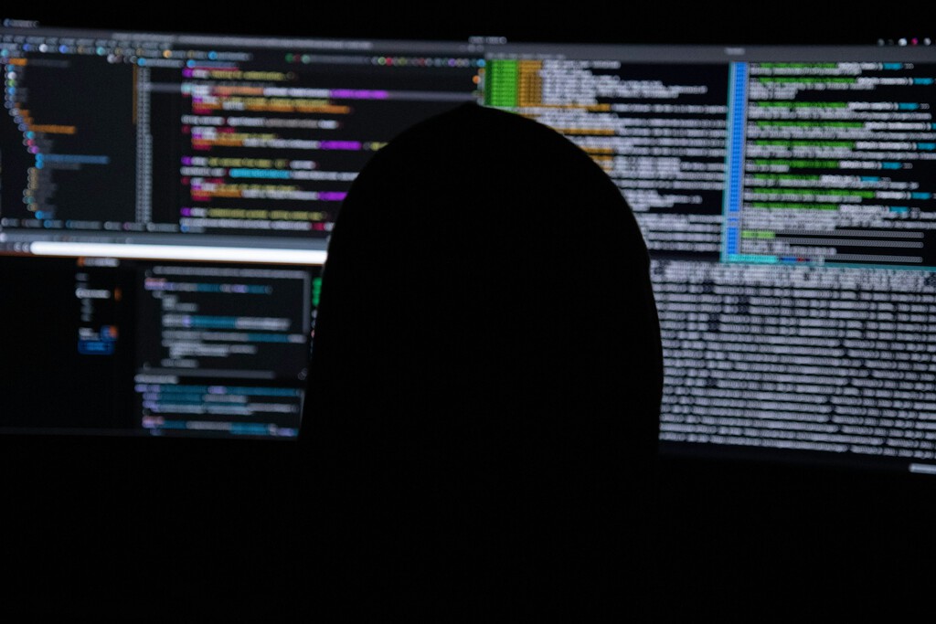 Funcionarios japoneses en una sala de ciberseguridad monitorean incidentes digitales en pantallas