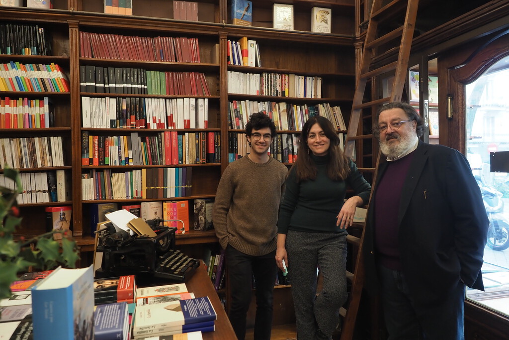 Interior de la Librería Central con estanterías llenas de libros antiguos y clientes en actividad