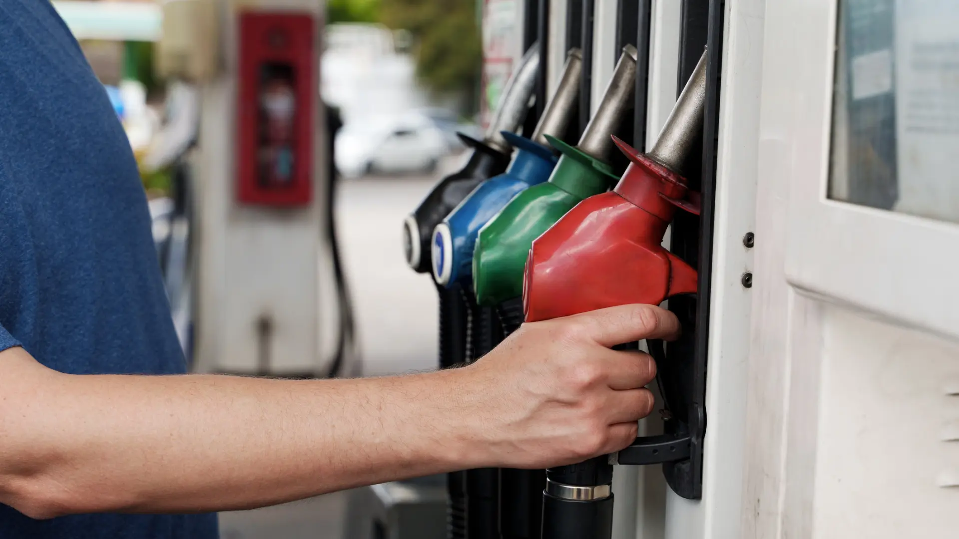 El Gobierno mantiene el descuento en gasolina de 20 céntimos por litro en noviembre para aliviar a los consumidores