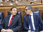 Funcionarios administrativos revisando registros civiles y sistemas informáticos en una oficina judicial española.