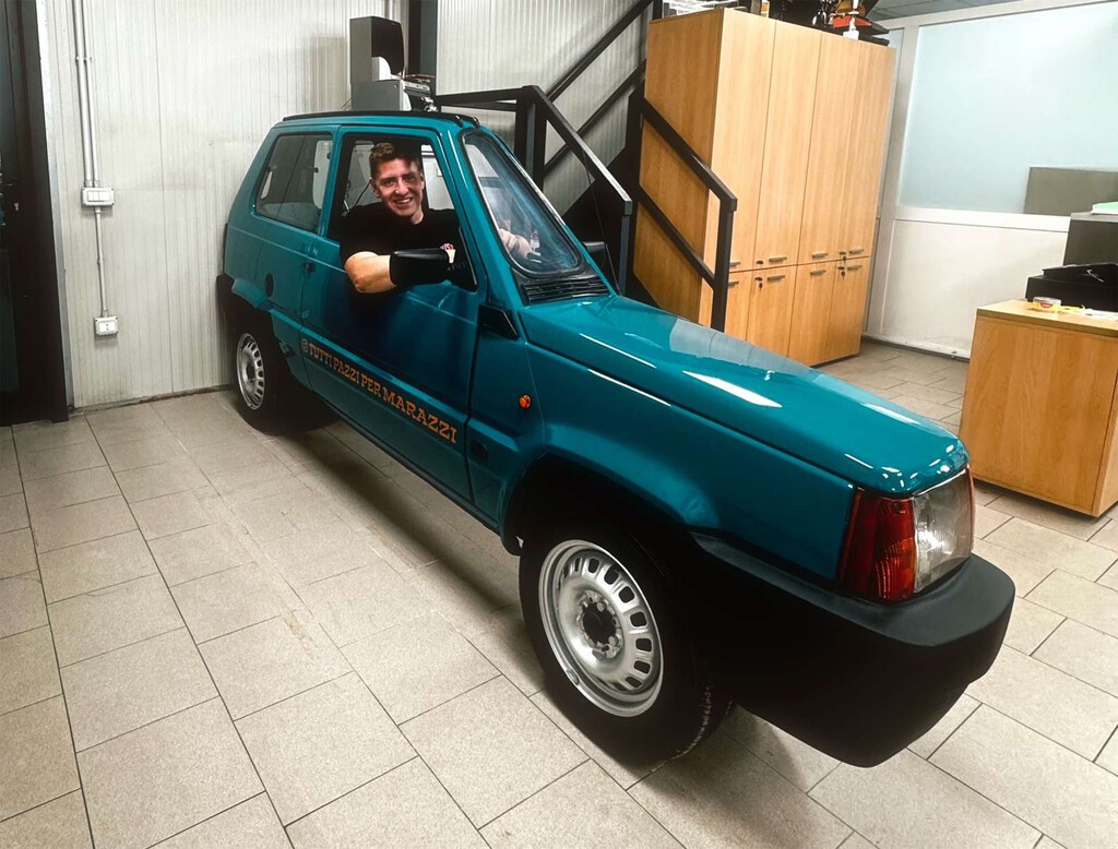 Fiat Panda modificado con ancho de 1,10 metros en entorno urbano europeo