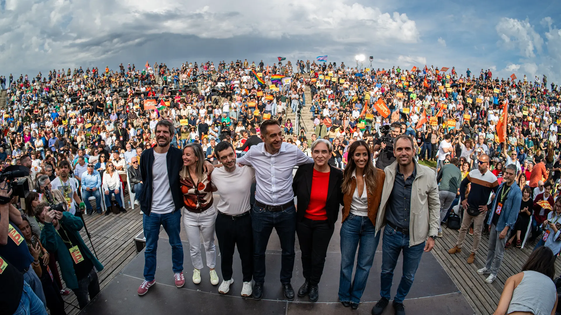 Líderes del Frente Amplio en un acto político en Madrid con banderas y público