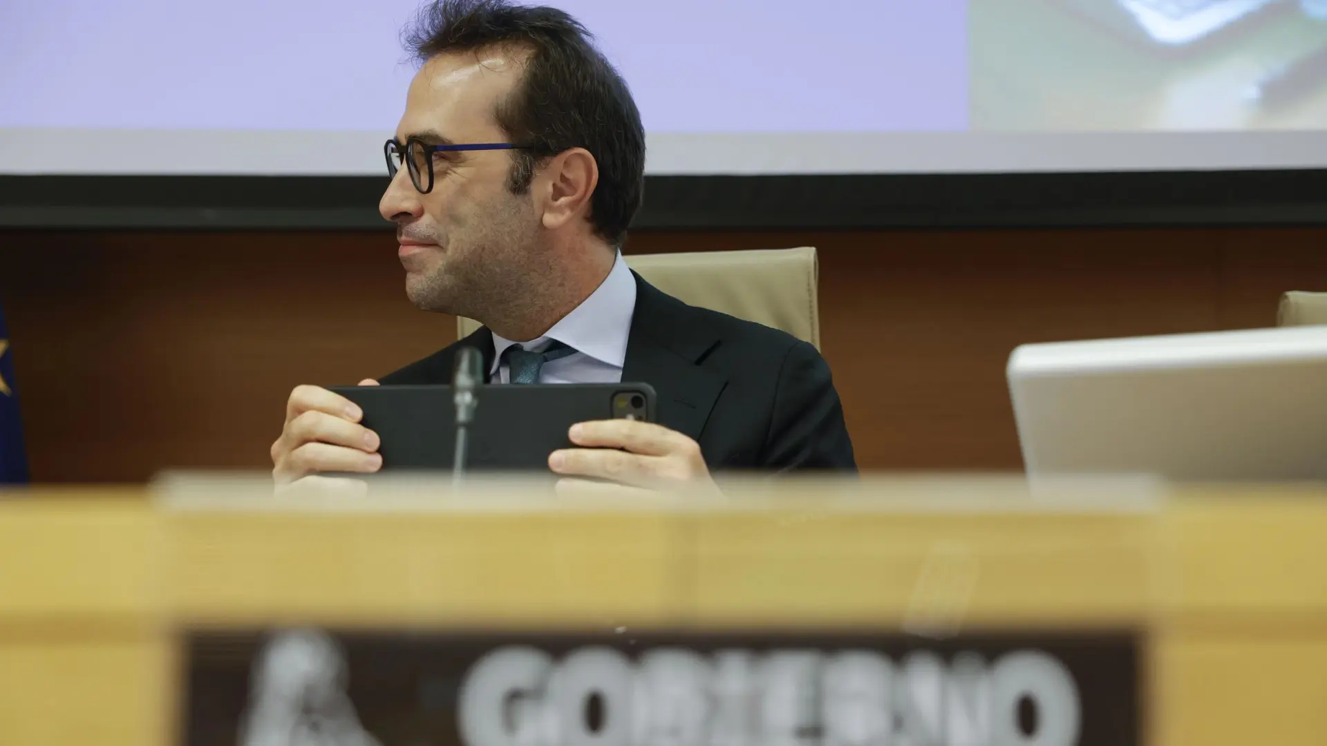 España aprueba subida de pensiones y salario mínimo en un año de transición política