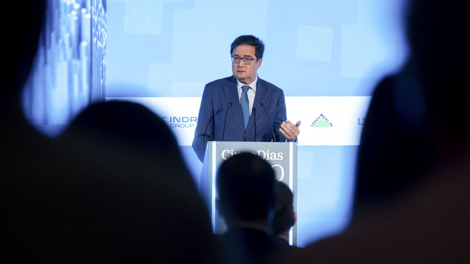 Funcionarios públicos en una reunión del sector administrativo en una oficina moderna.