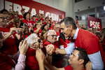 Electores mayores de 65 años participando en una jornada electoral en España
