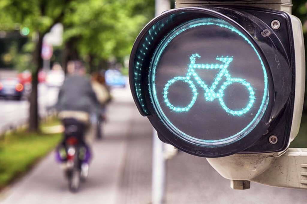 España refuerza normativa: ciclistas deben desmontar en pasos peatonales en 2026