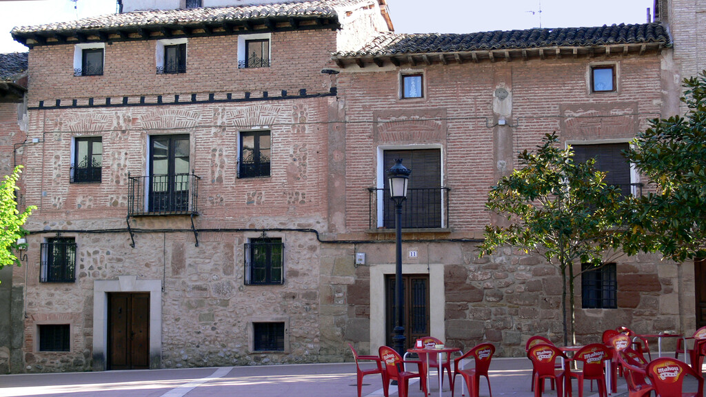 Restauración de la villa romana en Tricio, con estructuras antiguas y equipo de arqueólogos trabajando.