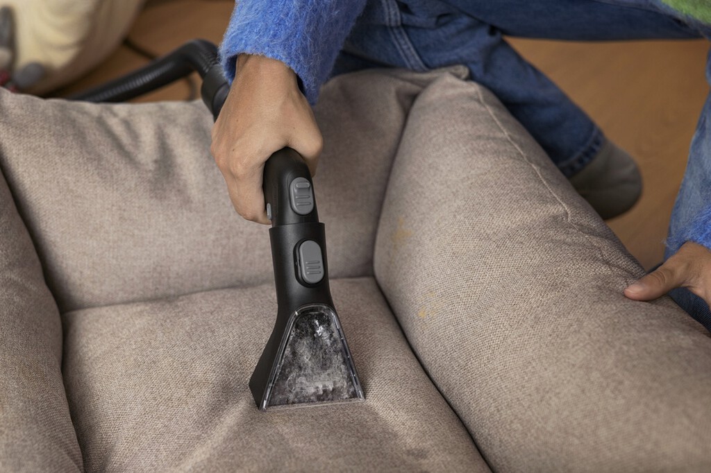 Aspiradora Kärcher K5 en uso en interior de vehículo con tecnología avanzada