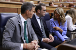 Candidatos del PSOE y Frente Amplio en una reunión electoral en un entorno institucional