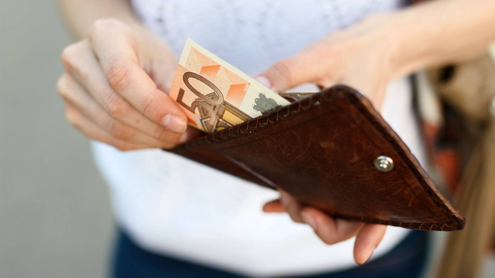 Hombre revisando gráficos financieros en un entorno de oficina con pantallas de datos económicos.