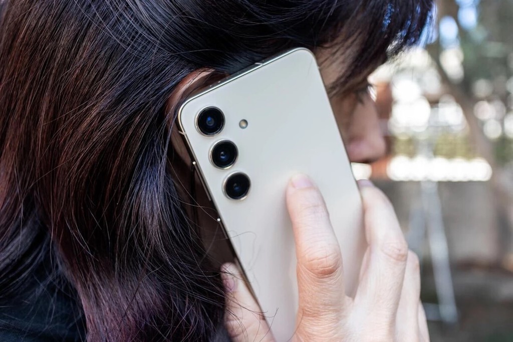 Operador de telecomunicaciones actualizando sistemas para la normativa del prefijo 400 en España