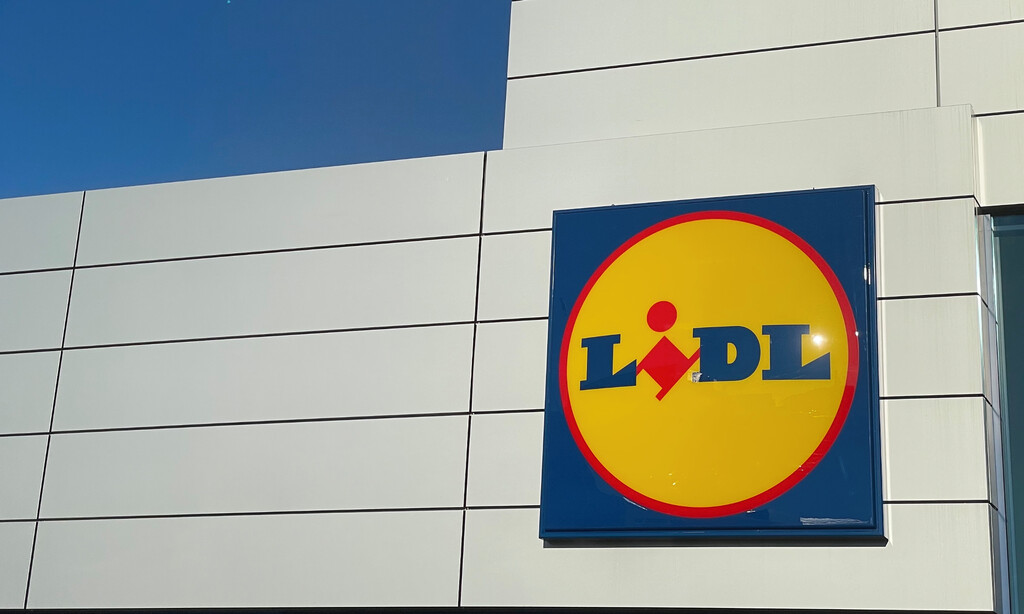 Aspirador de mano inalámbrico Lidl en uso en un hogar moderno