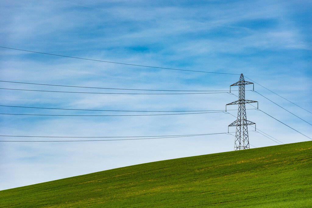 Aumento del 8,2% en tarifa eléctrica en 2026 por costes de gestión y renovables