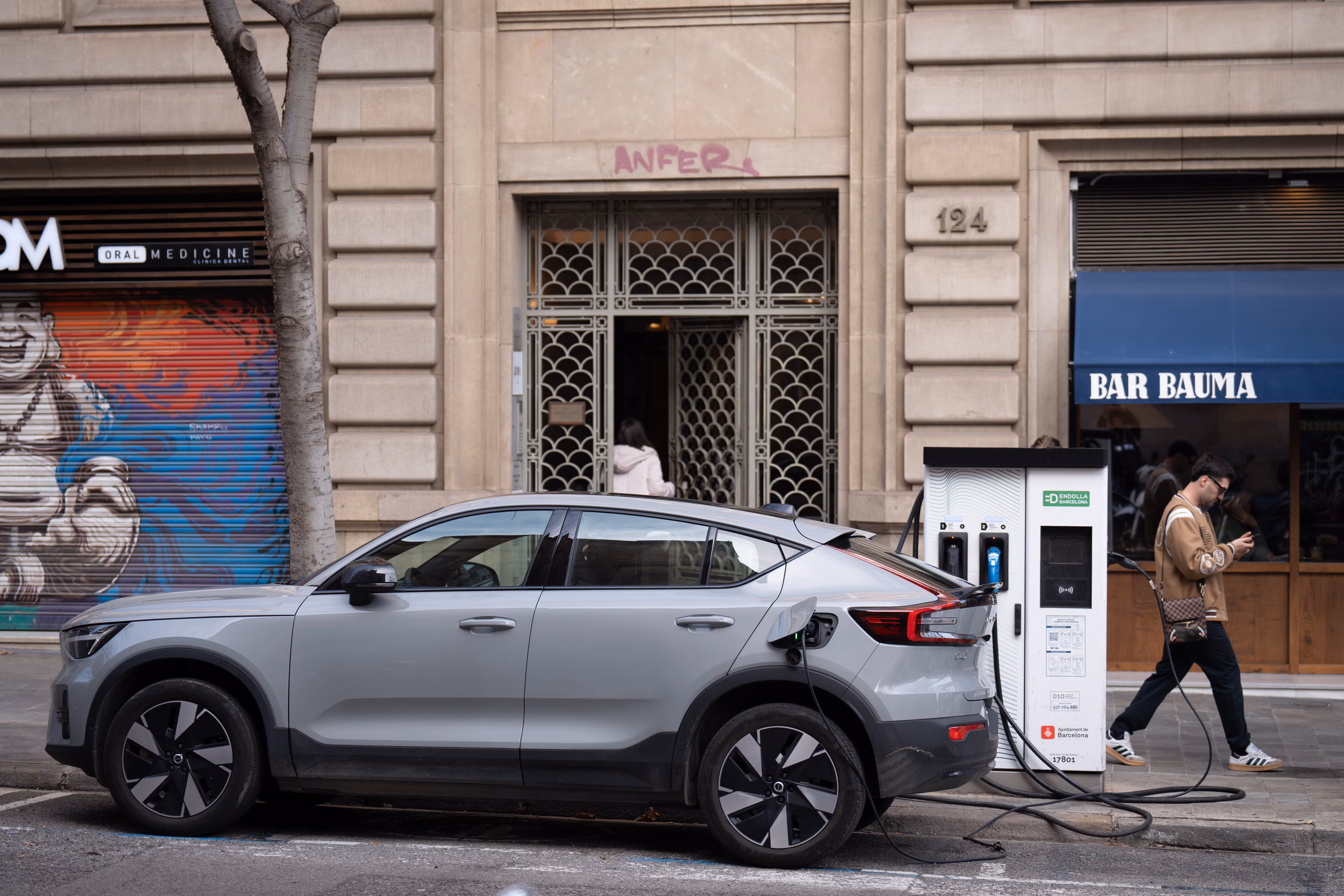 El agotamiento de fondos para ayudas a coches eléctricos en España genera incertidumbre en el sector automovilístico
