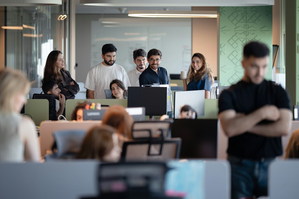Meta reintegra mandos intermedios para mejorar eficiencia