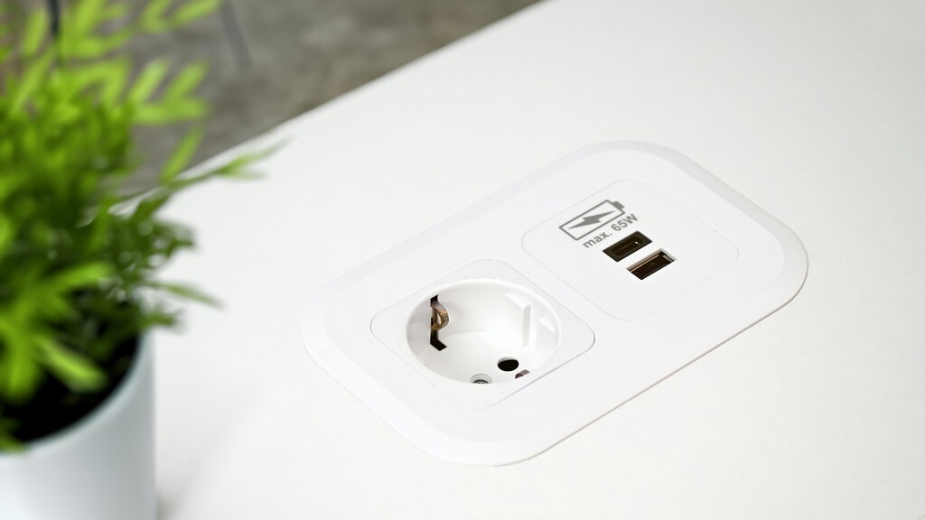 Hogar moderno con enchufes inteligentes controlados remotamente y monitorización energética