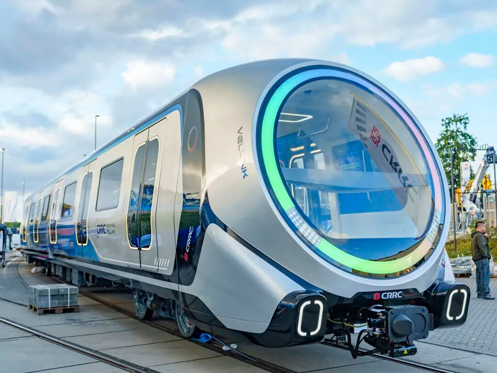 Tren automatizado con IA en una estación moderna en China, con sistemas de supervisión en tiempo real.