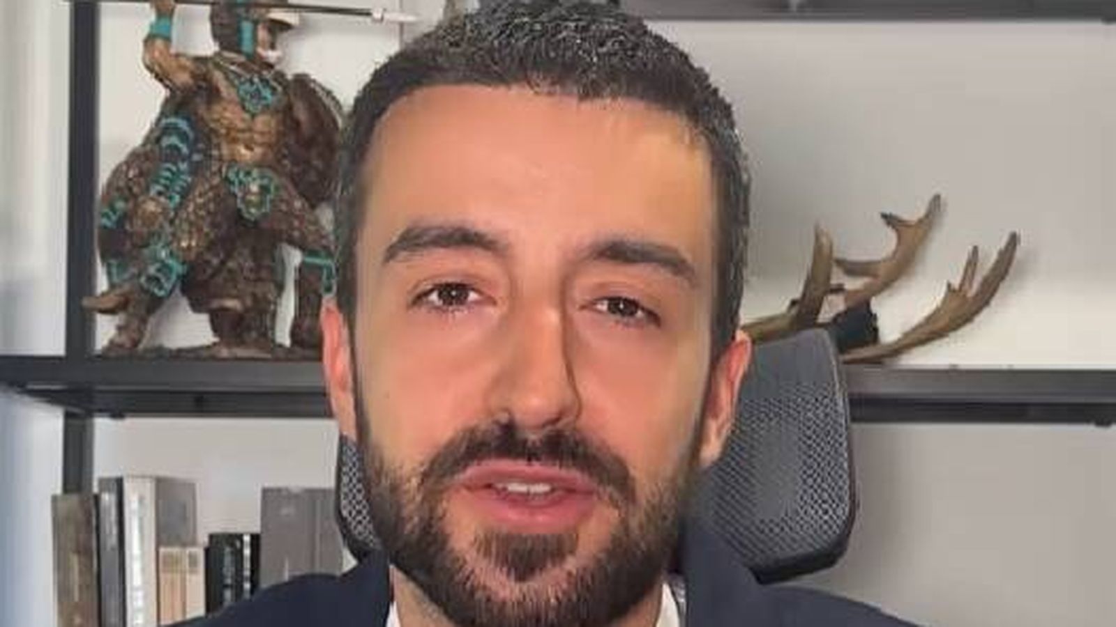 Trabajador en oficina realizando tareas administrativas en un entorno laboral moderno.