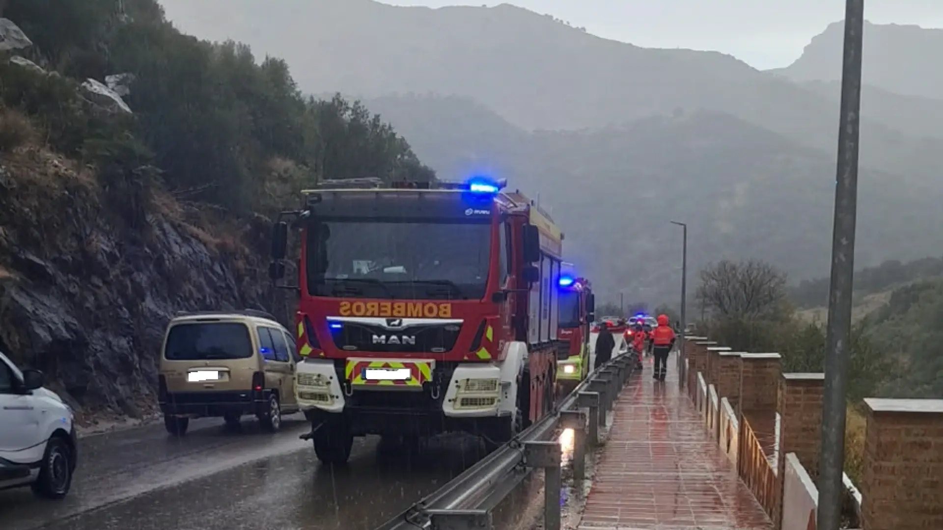 Vehículo afectado por desprendimiento de roca en zona montañosa de Málaga