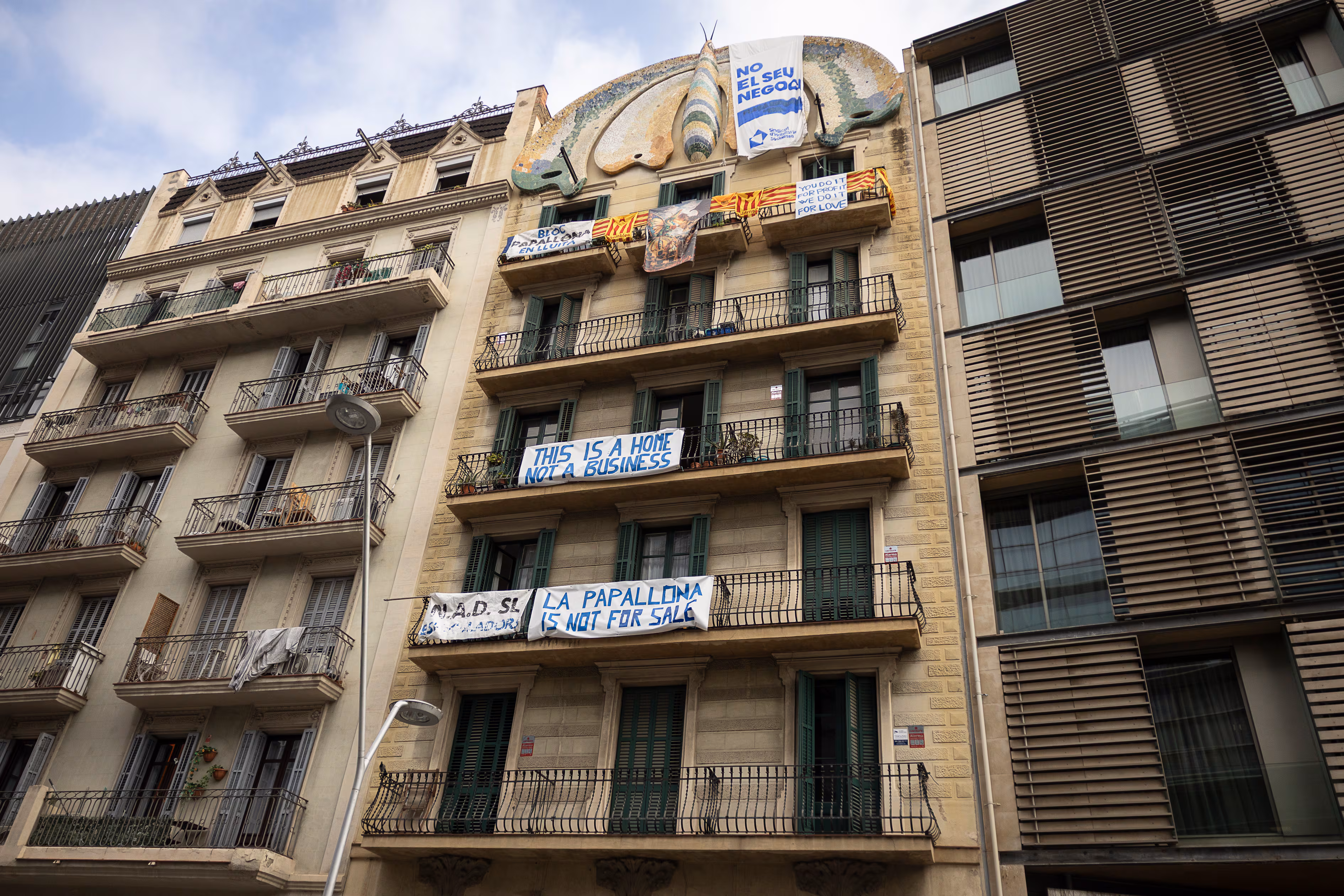 Viviendas en alquiler en una zona urbana de Madrid con residentes y agentes inmobiliarios.