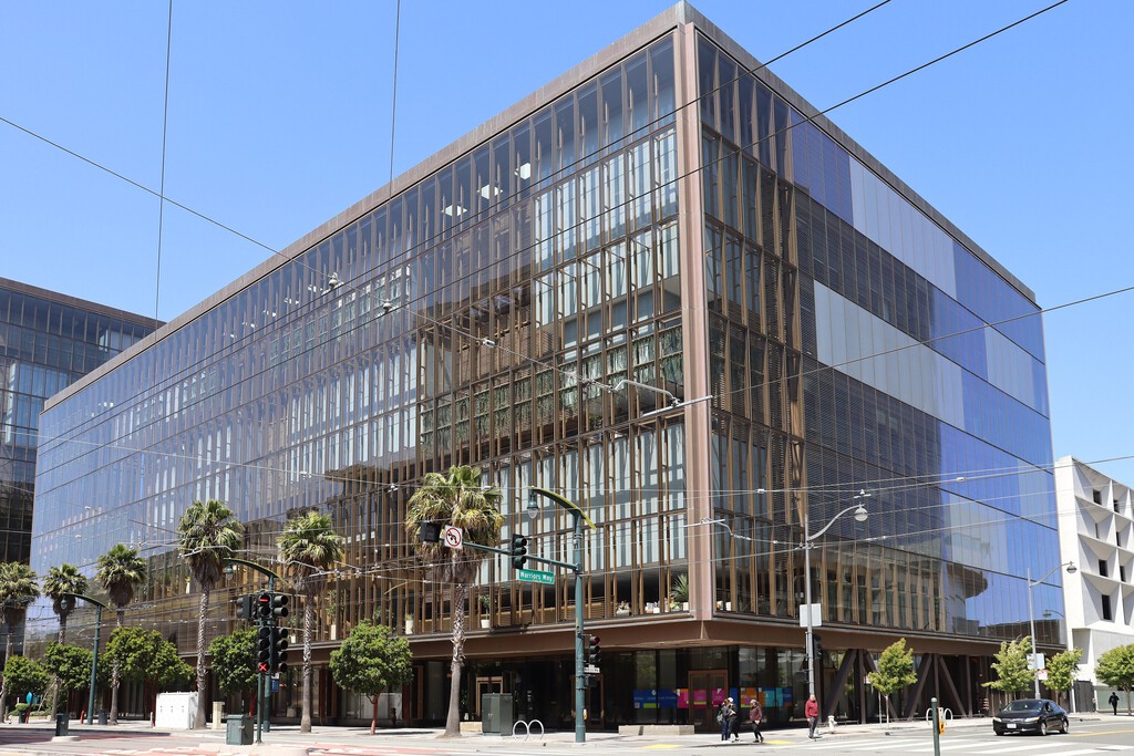 Oficinas de OpenAI en San Francisco con personal en zona restringida y dispositivo sospechoso en primer plano