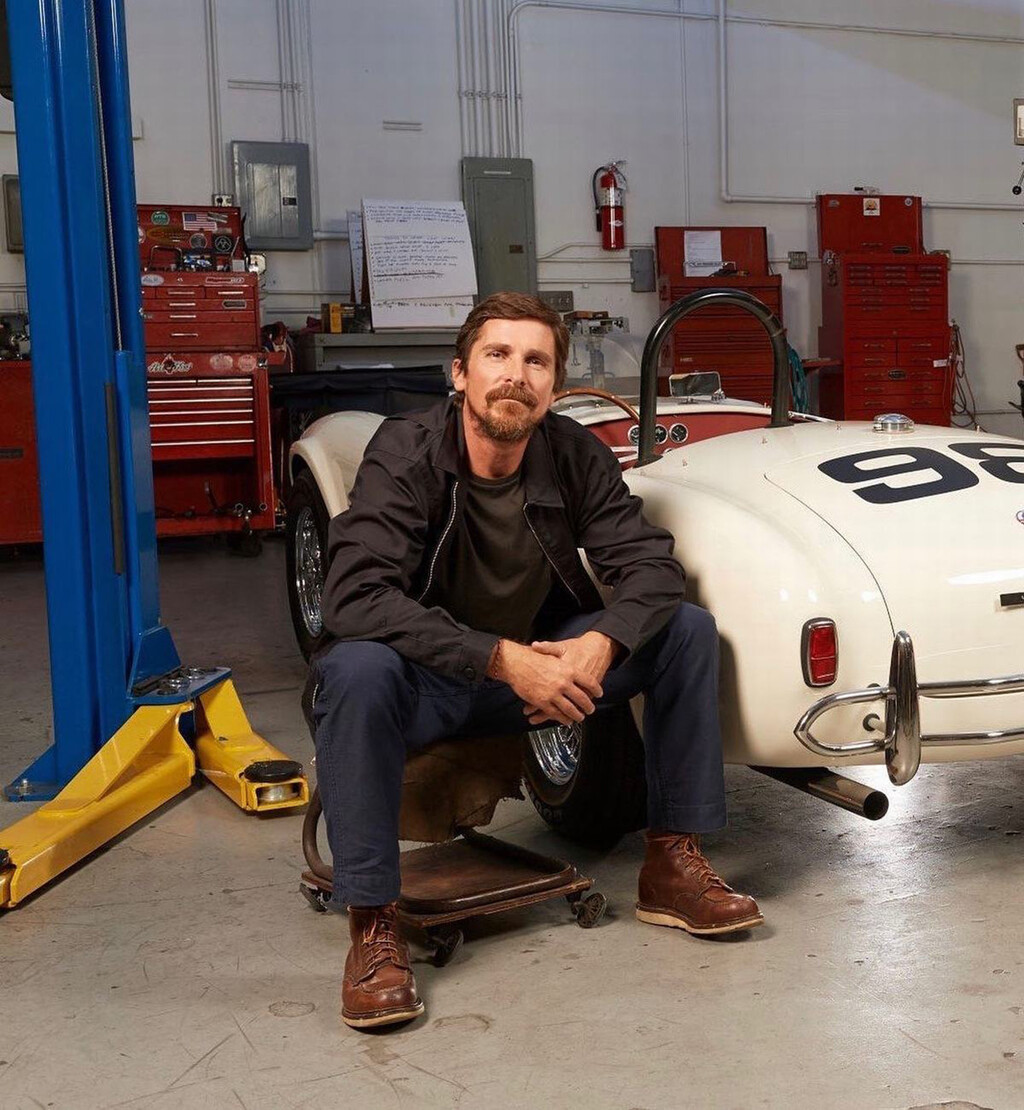 Christian Bale conduciendo su camioneta de segunda mano en una calle urbana española