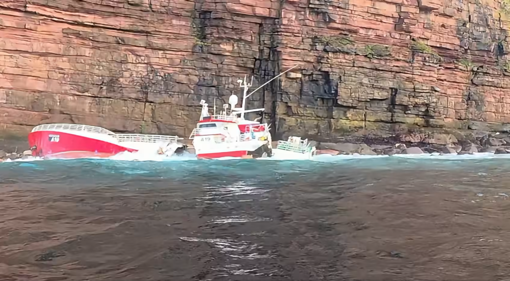 El pesquero Génesis en Escocia se fragmenta tras 10 días varado en aguas peligrosas