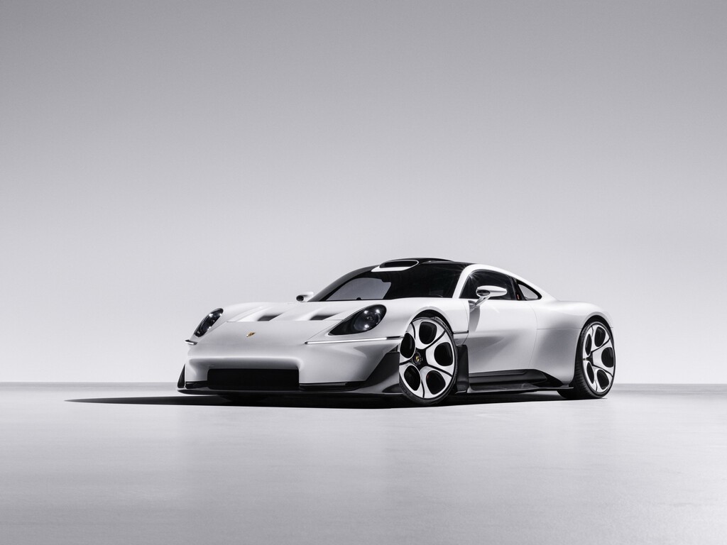 Porsche Mission S en exhibición, destacando su diseño deportivo y tecnología eléctrica avanzada
