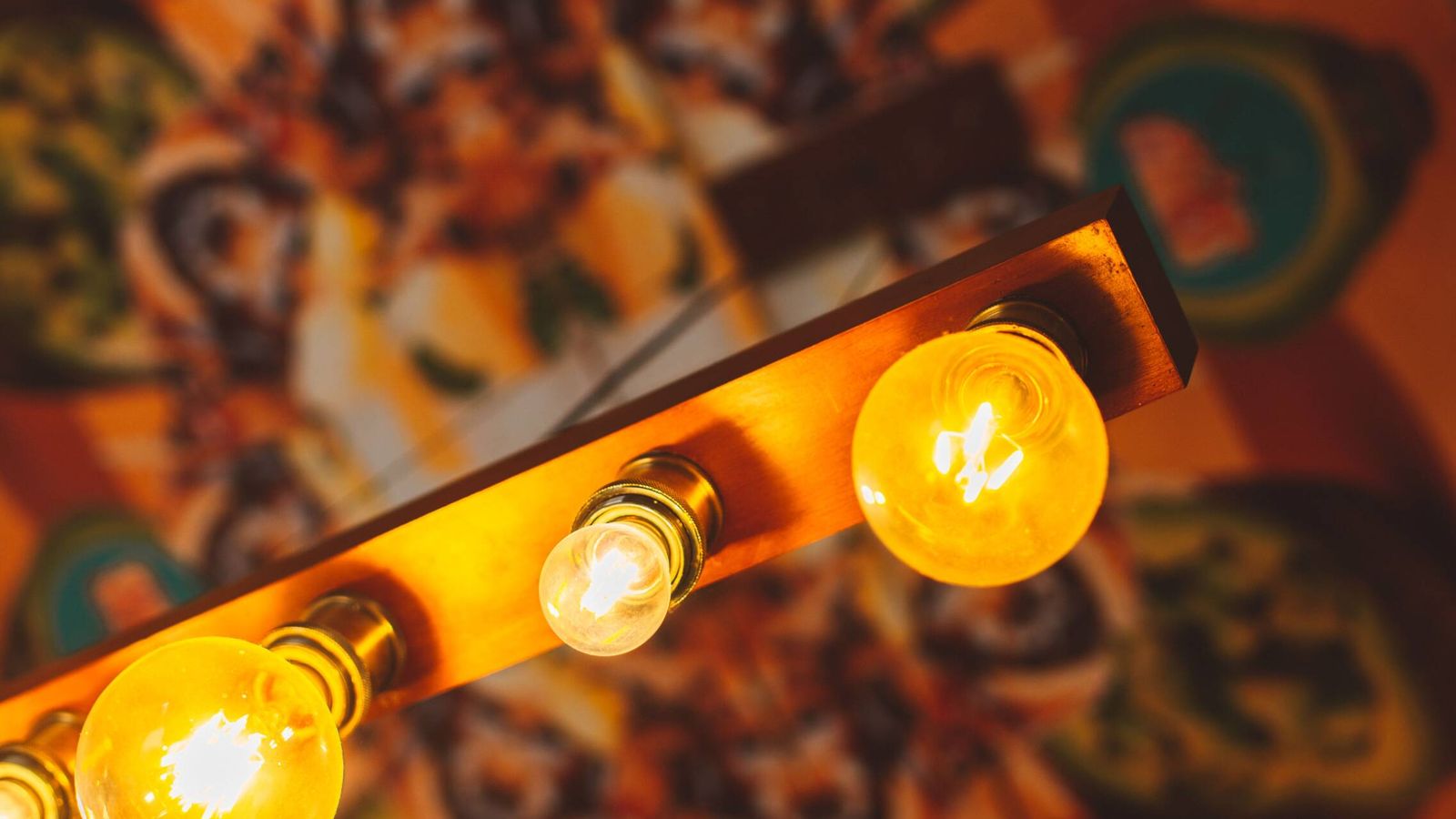 El precio de la electricidad en España alcanza los 155,63 €/MWh, reflejando volatilidad y desafíos económicos