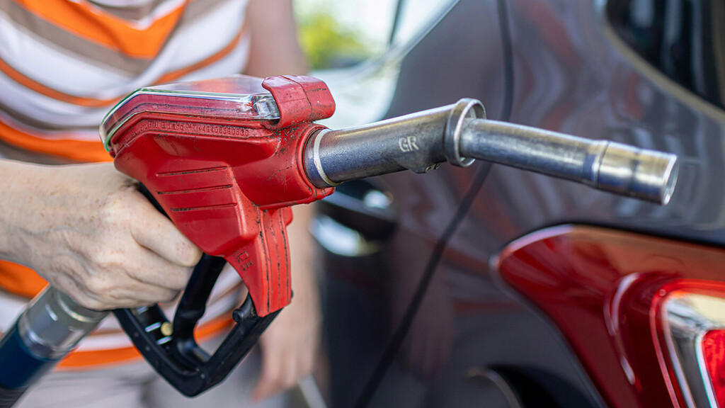 Estación de servicio en España con cartel de precios de gasolina en primer plano