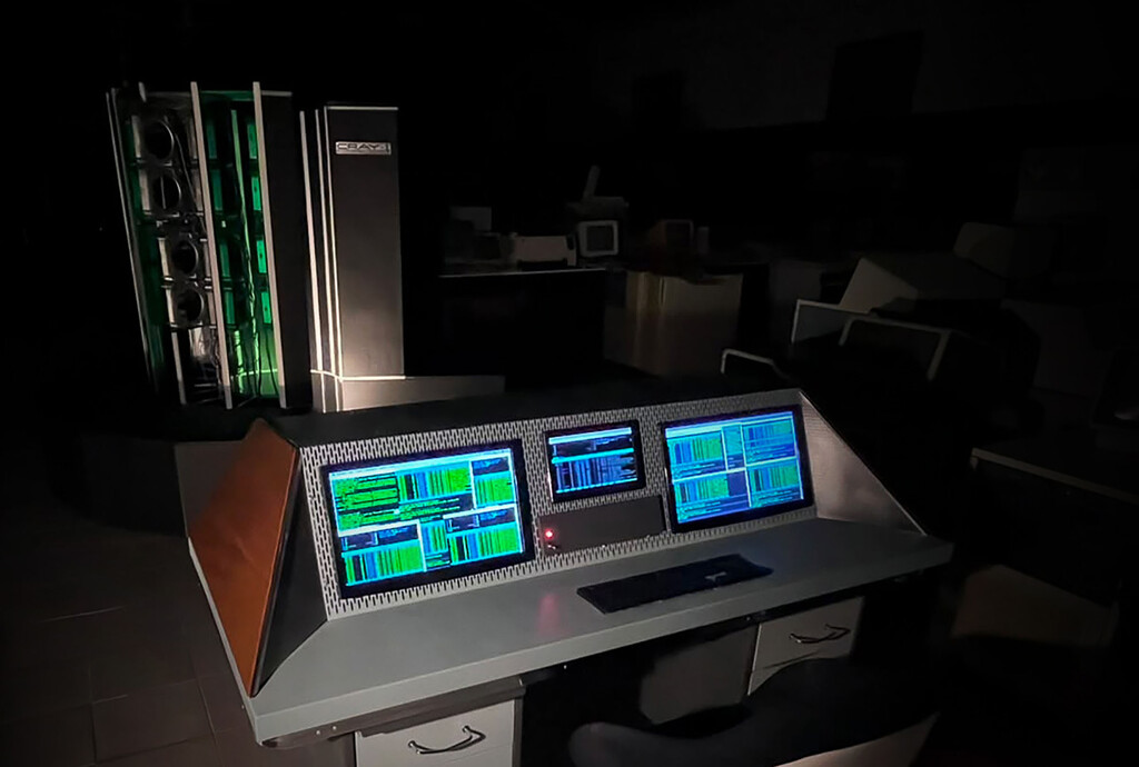 Réplica de la supercomputadora Cray-1 en un museo tecnológico español con nodos Mac mini