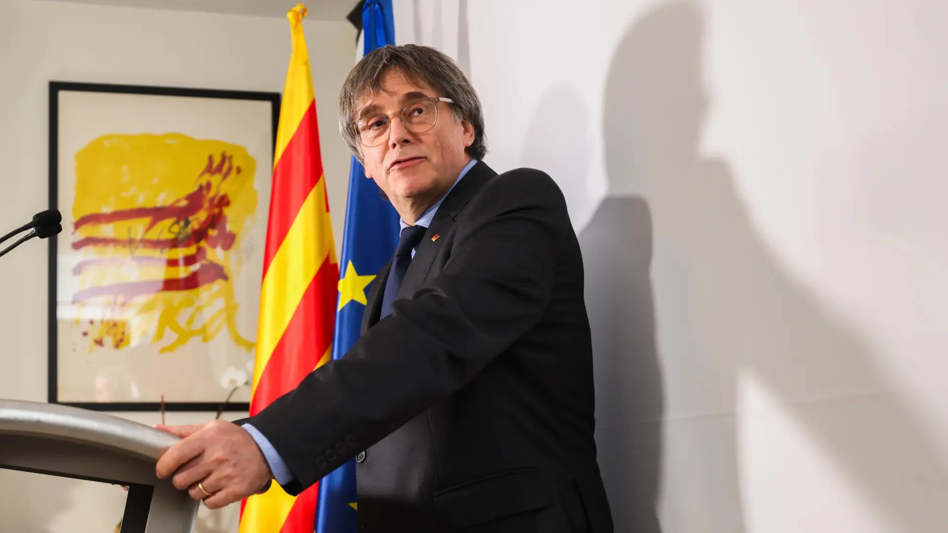 Puigdemont en una rueda de prensa en Bruselas, anunciando su regreso a Cataluña en 2026.