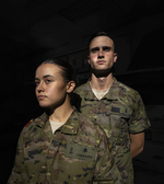 Jóvenes participando en talleres de sensibilización militar en un centro educativo español.