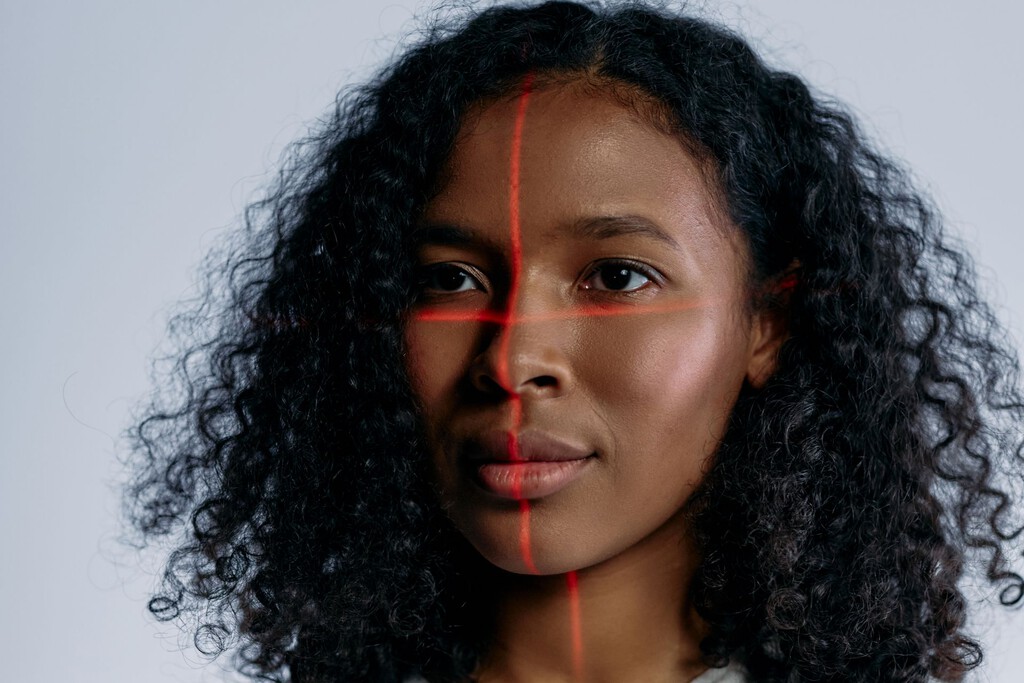 Paciente en consulta médica con análisis facial mediante tecnología de IA