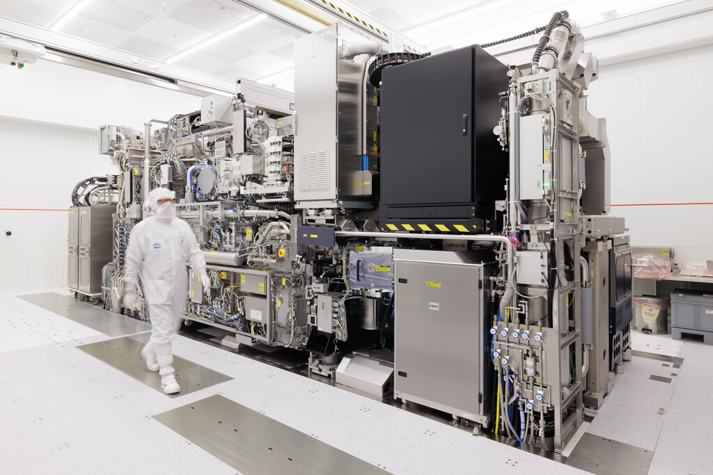 Maquinaria de fotolitografía EUV en una fábrica de semiconductores con técnicos operando