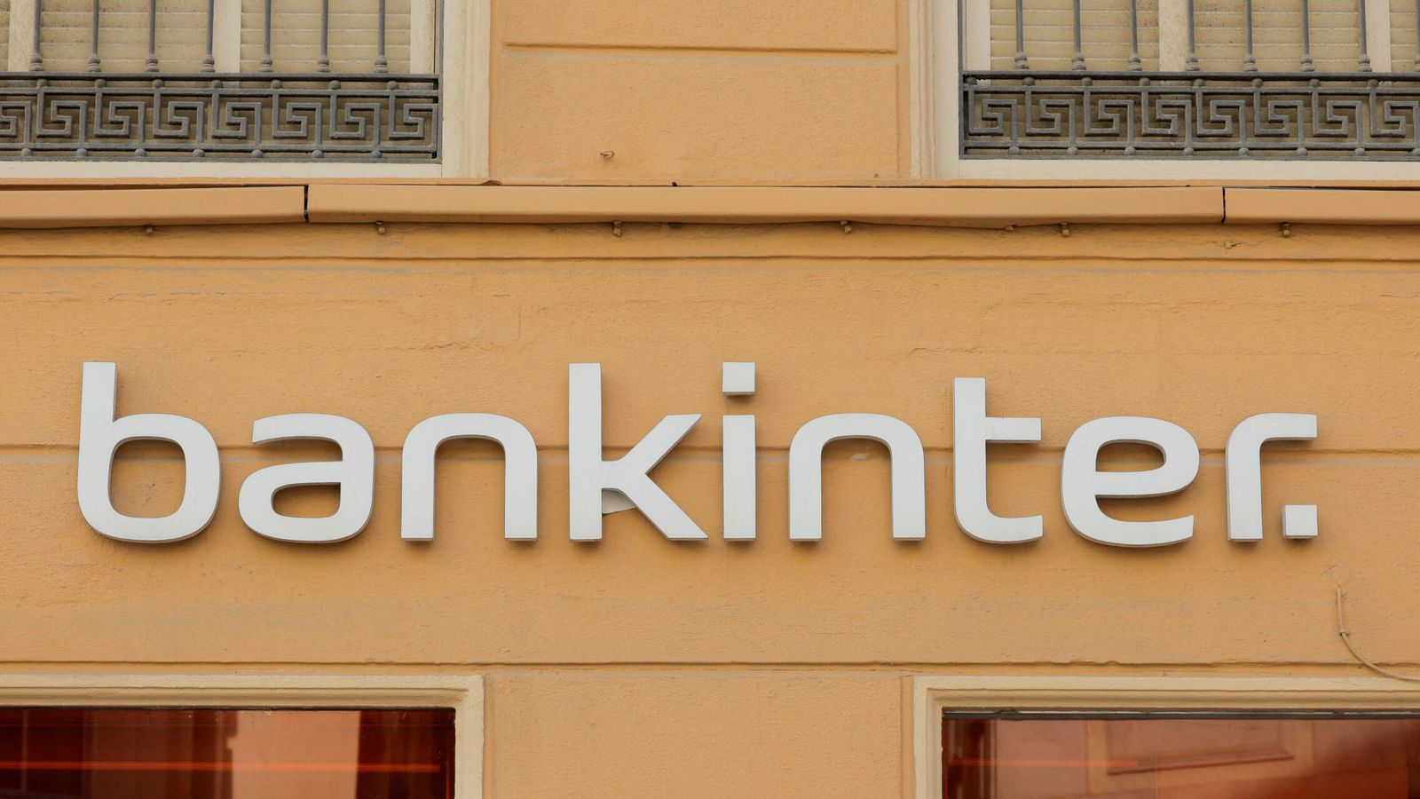 Oficina bancaria con empleados revisando documentos y operaciones financieras