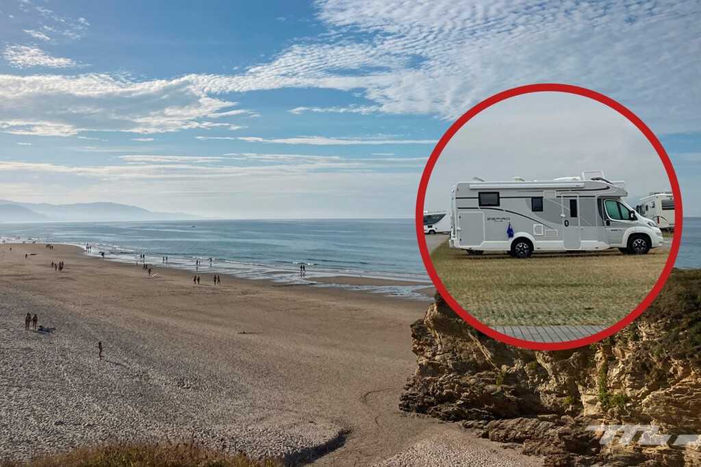 Autocaravanas estacionadas en zonas reguladas de la costa de Lugo en 2026