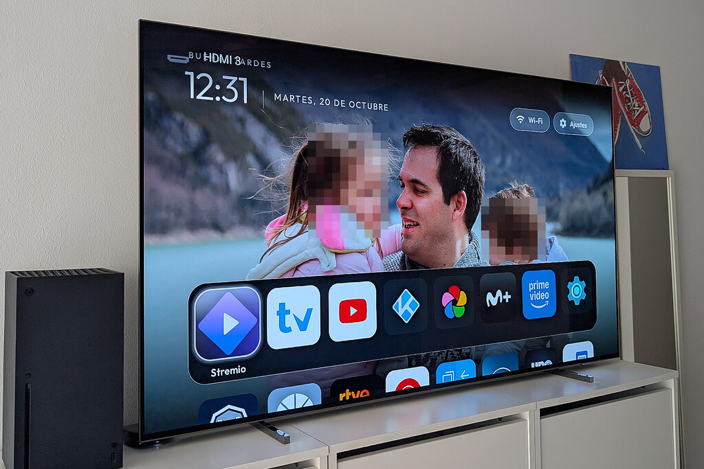 Usuarios modificando sus Smart TV con herramientas de IA en un entorno doméstico moderno