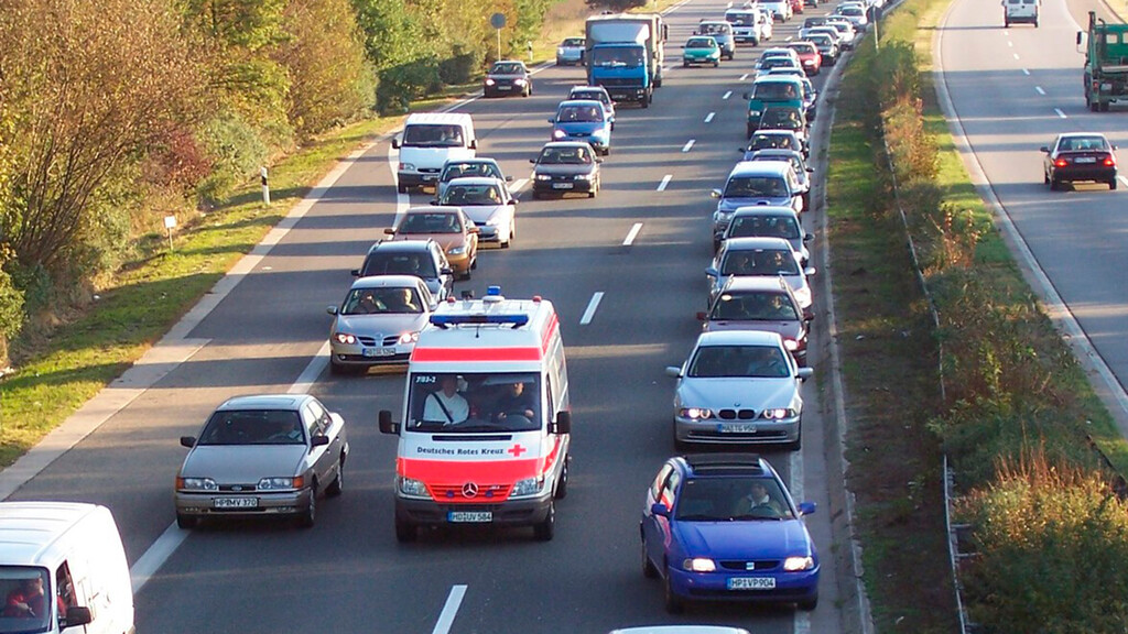 España refuerza la seguridad vial con prohibición de detenerse en carril central desde 2026