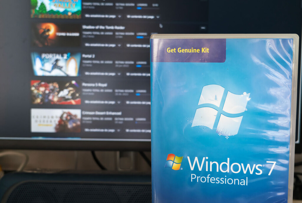 Pantalla de ordenador con interfaz de Windows 7 en un entorno de gaming y trabajo
